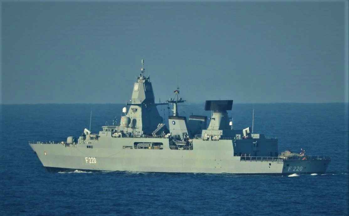 aus der Entfernung die Fregatte  F220 HAMBURG aufgenommen im Mittelmeer am 15.10.2015