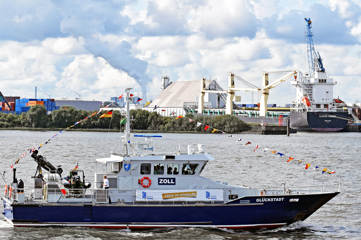 Aus Grün wurde/wird Blau: Zollboot GLÜCKSTADT präsentiert sich am Tag des Zolls, 02.09.2017, in der künftigen Farbe der Bundeszollverwaltung