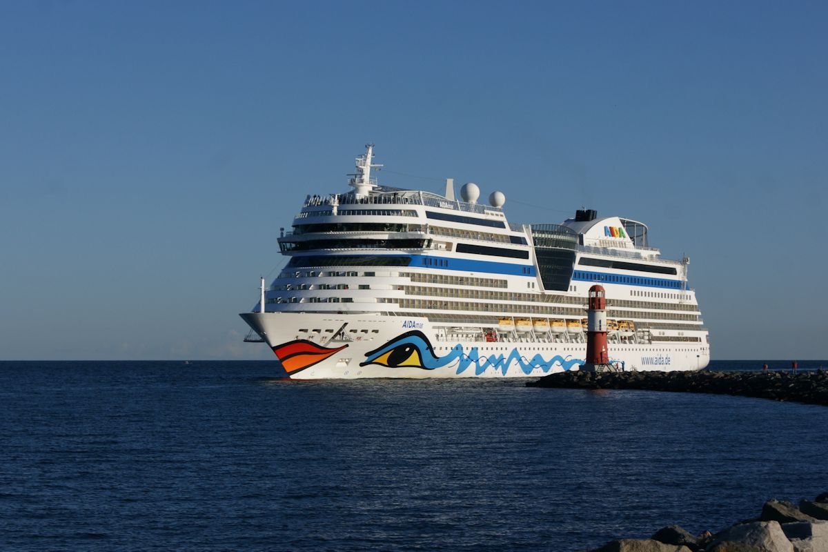 Aus Stockholm kommend, erreicht die Aidamar am 11.06.2016 die Warnowmündung in Warnemünde.