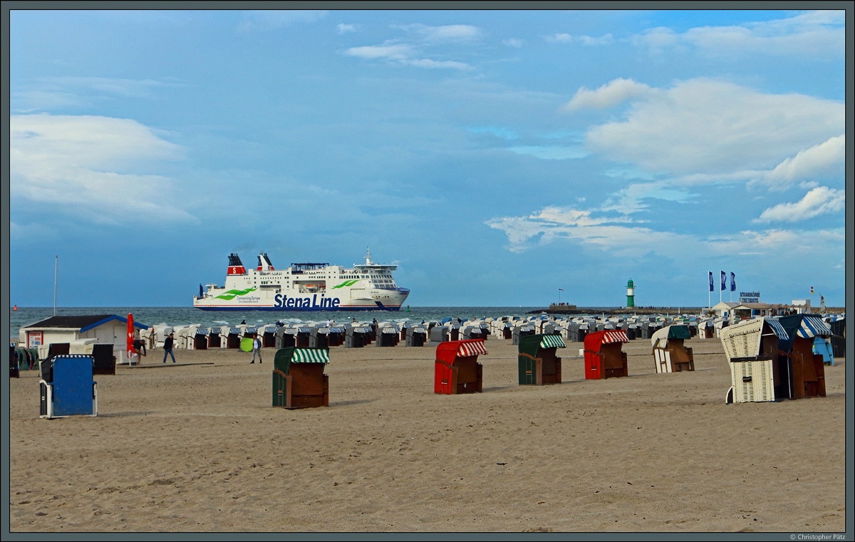 Aus Trelleborg kommend erreicht die  Skåne  am 20.08.2017 Warnemünde. Das grün-weiße Molenfeuer markiert die Hafeneinfahrt in die Warnow.