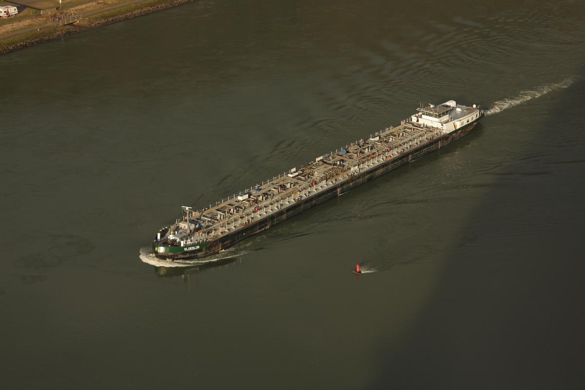 Aus ungewohnter Perspektive: Tankschiff auf dem Rhein  Vloedlun  unter niederländischer Flagge unterhalb des Lorelei Felsen am 2.2.2014.