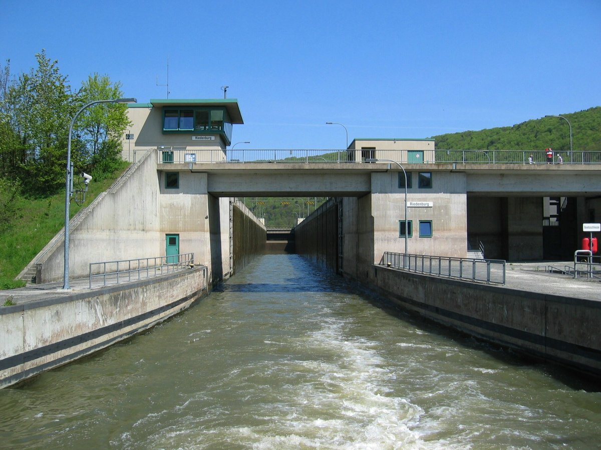 Ausfahrt aus der Schleuse Riedenburg (Main-Donau-Kanal) zu Tal am 02.05.2005.