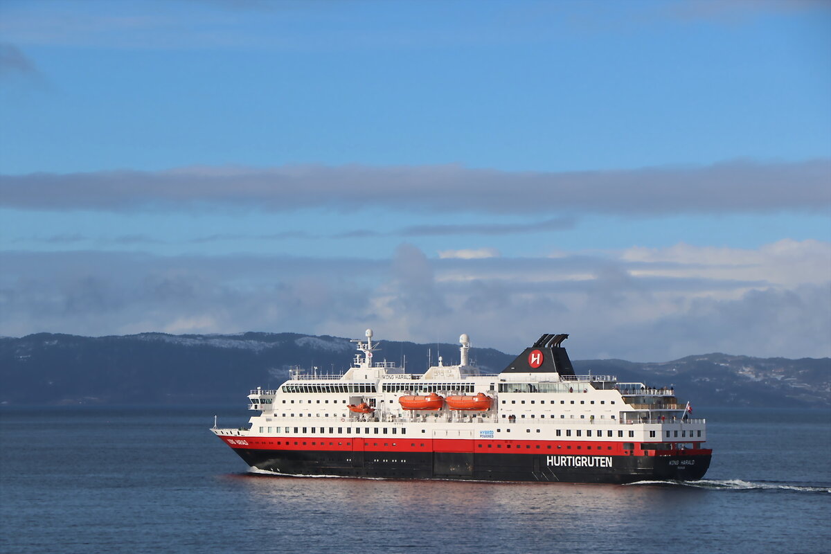 Ausfahrt Hurtigrouten Kong Harald aus Trondheim am 26. Februar 2024.