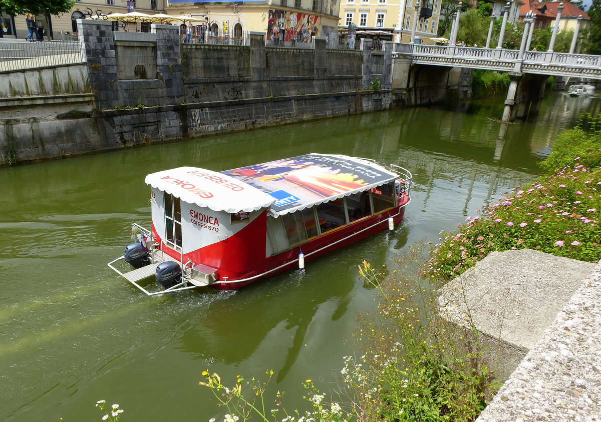 Ausflugsboot auf der Ljubljanica, dem Flu durch Sloweniens Hauptstadt, Juni 2016