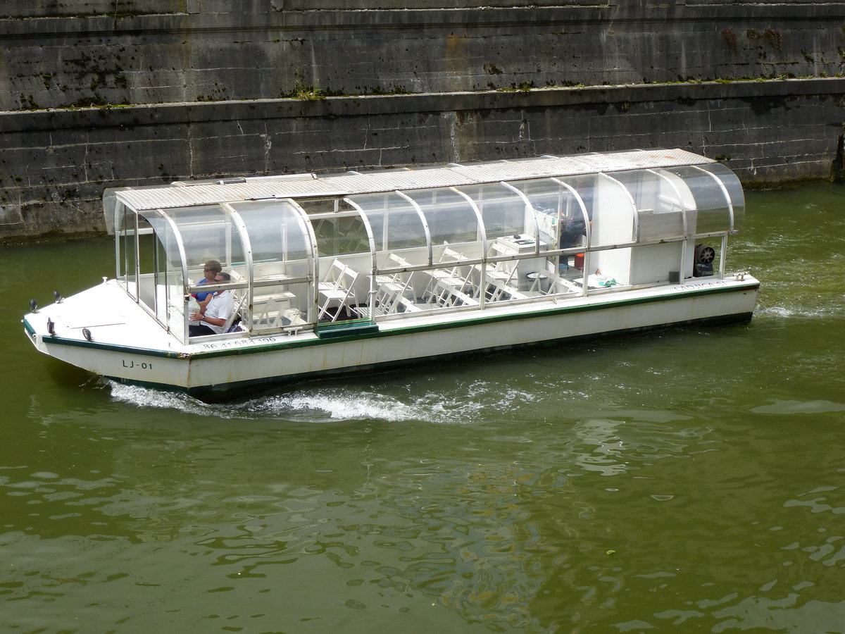 Ausflugsboot auf der Ljubljanica, dem Flu durch Sloweniens Hauptstadt, Juni 2016