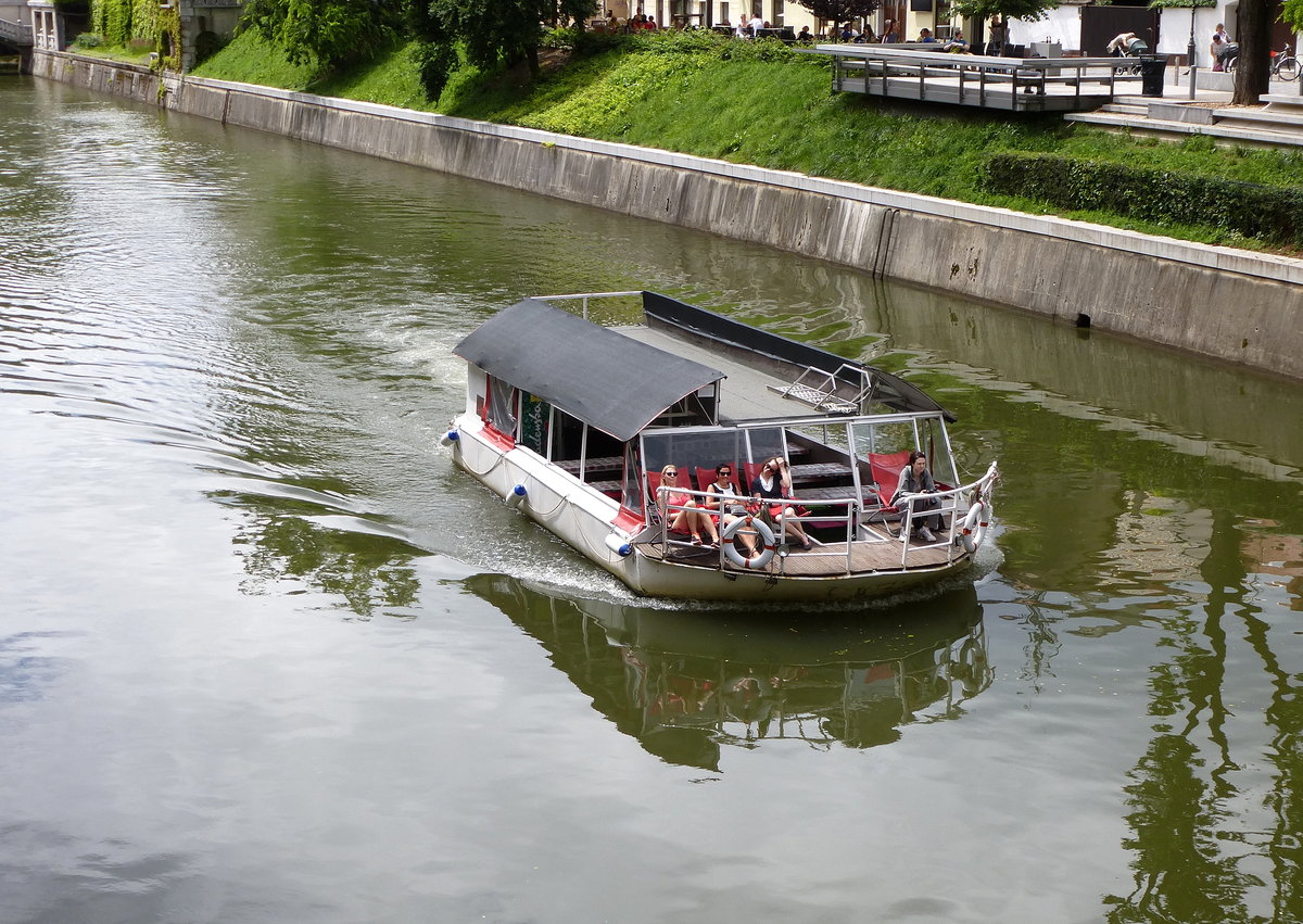Ausflugsboot auf der Ljubljanica, dem Fluß durch Sloweniens Hauptstadt, Juni 2016