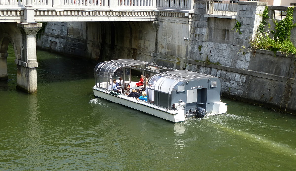 Ausflugsboot auf der Ljubljanica, dem Flu durch Sloweniens Hauptstadt, Juni 2016