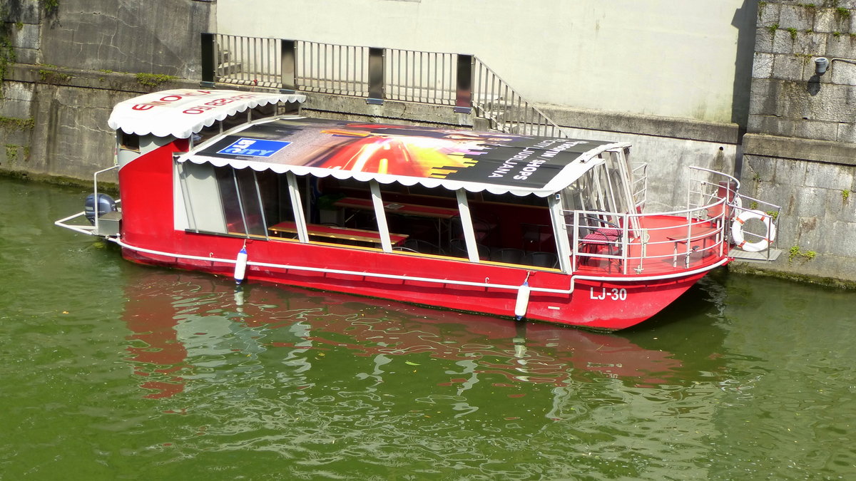 Ausflugsboot auf der Ljubljanica, dem Flu durch Sloweniens Hauptstadt, juni 2016