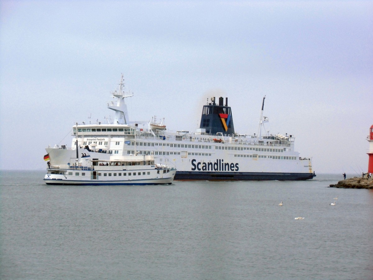 Ausflugschiff  Baltica  begegnet beim auslaufen Rostock dem Fährschiff  Kronprins Frederik  am 23.04.14.