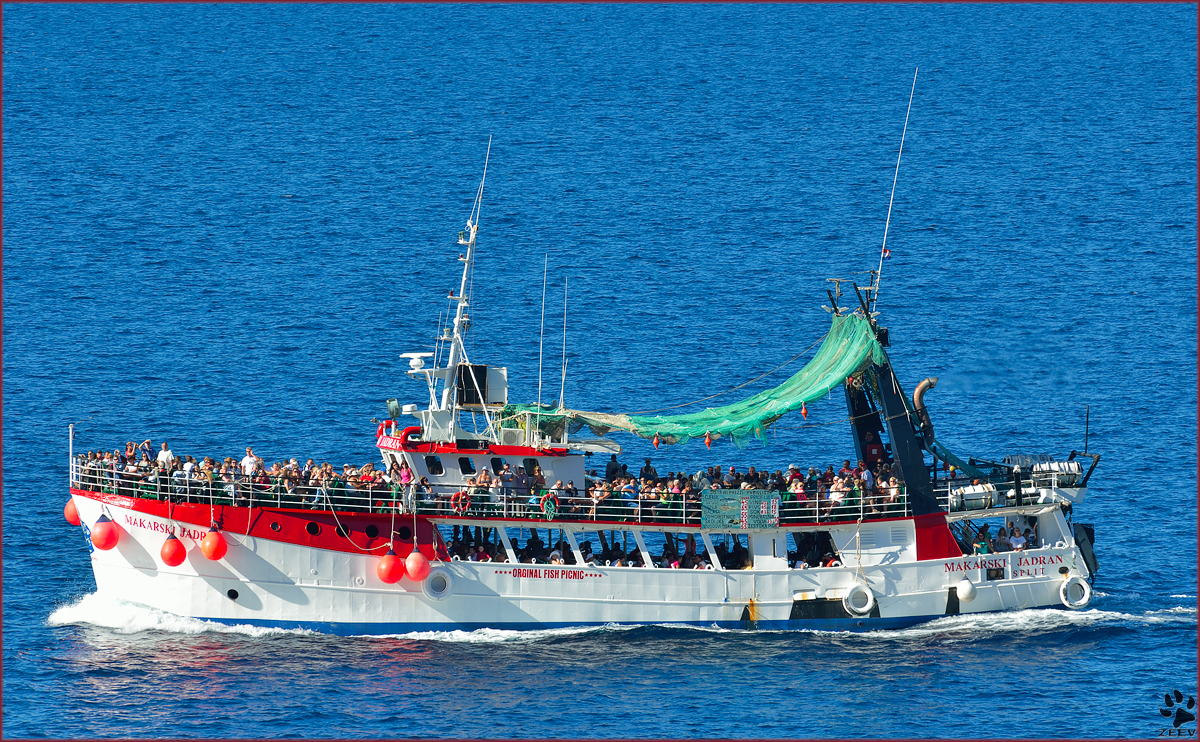 Ausflugschiff 'Makarski Jadran' vor Čaklje unterwegs. /4.9.2013 