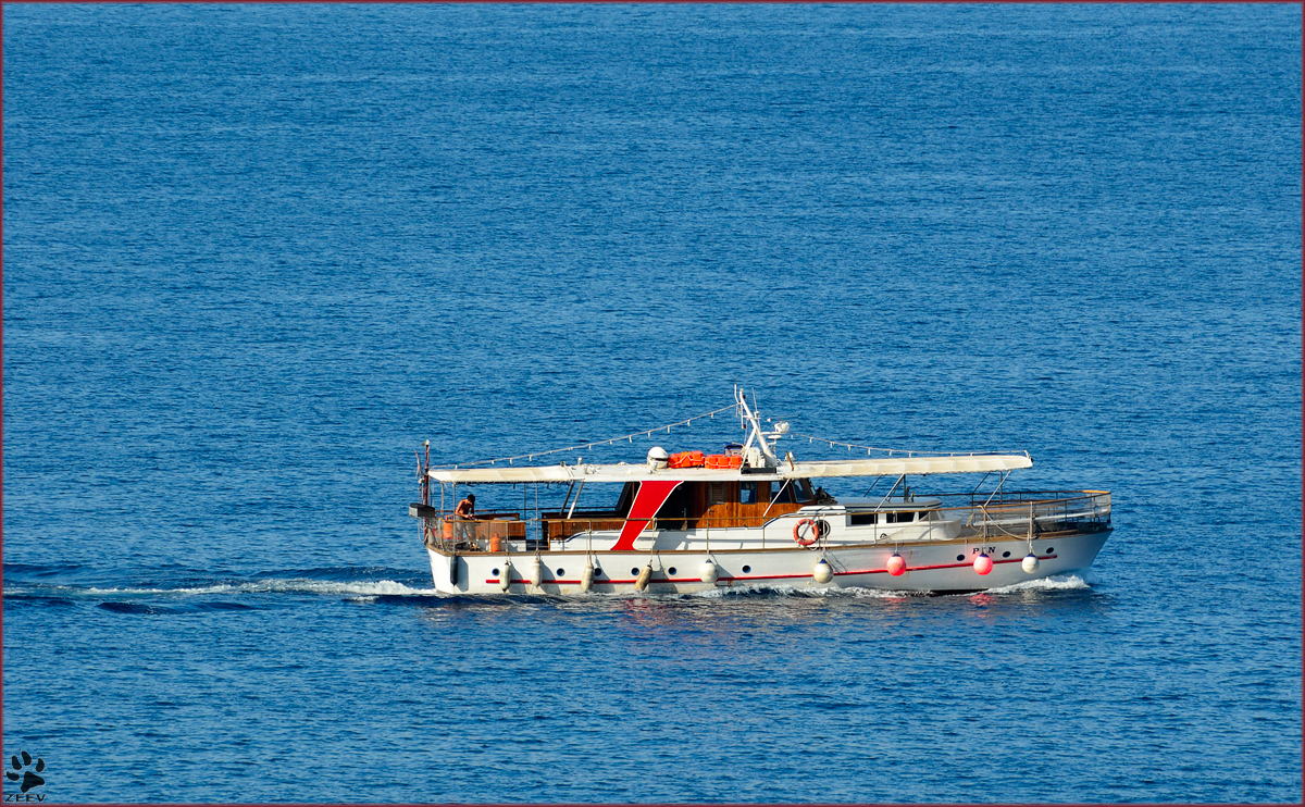 Ausflugschiff 'Pin' unterwegs vor Čaklje. /30.8.2013