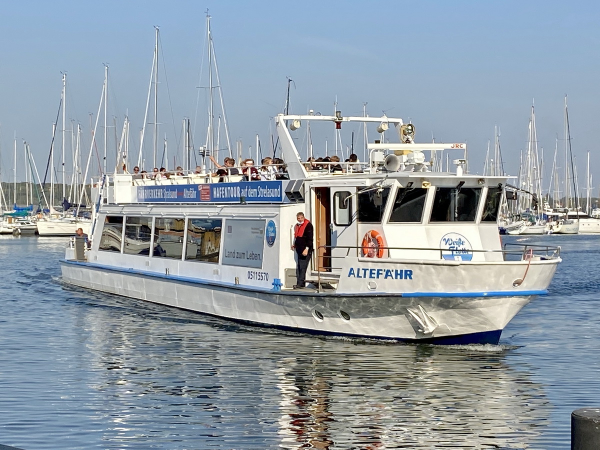 Ausflugsdampfer ALTEFÄHR  der Weissen Flotte Stralsund bei der Einfahrt am 22. September 2020 in den Hafen von Stralsund.