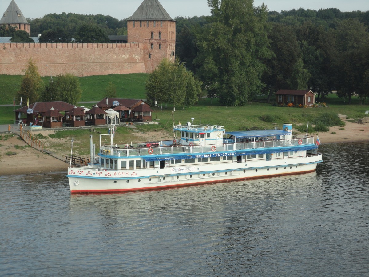 Ausflugsschiff am 8.9.2013 auf dem Wolchow vor dem Kreml  in Novgorod/Russland