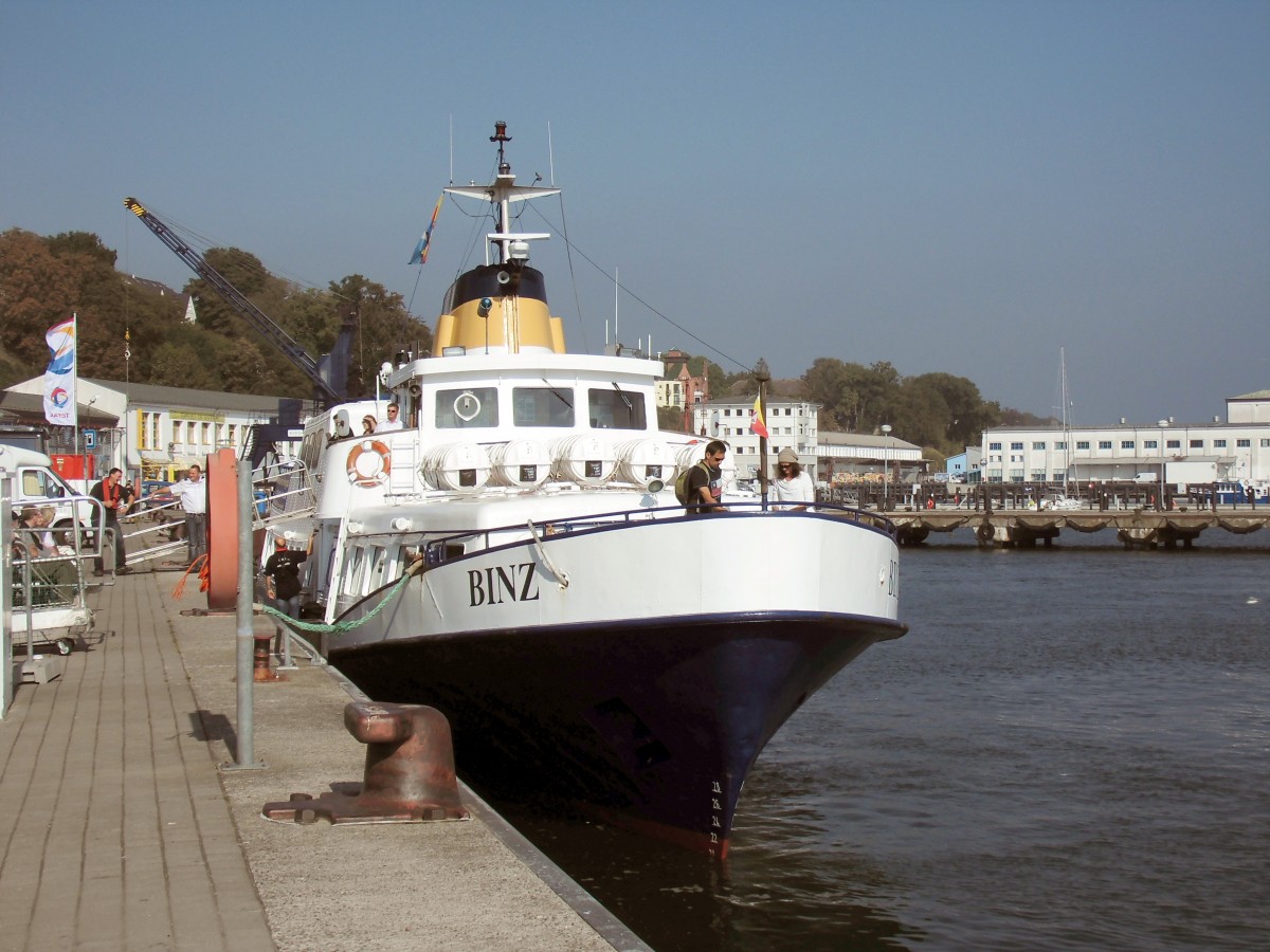 Ausflugsschiff Binz am 19.09.14 in Sassnitz an ihrem Anleger.