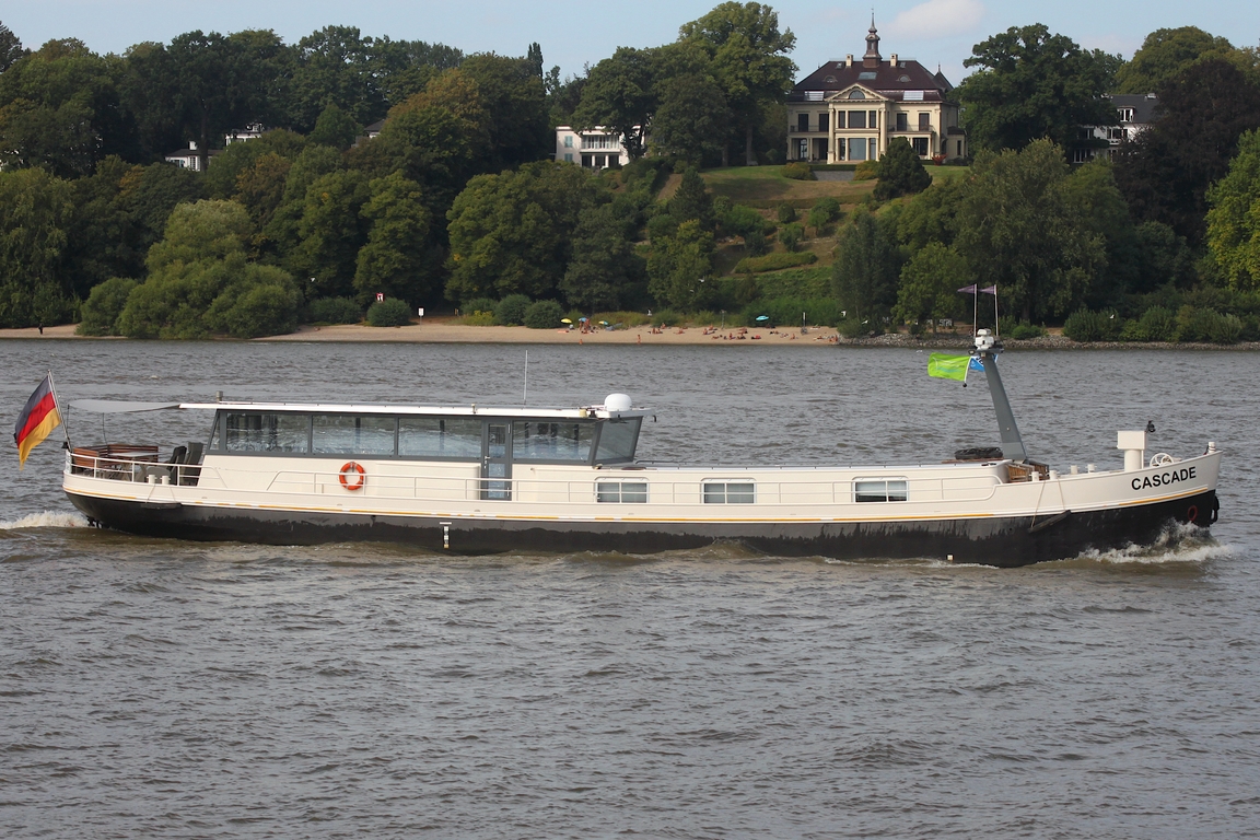 Ausflugsschiff CASCADE (ENI 02309261) ; Datum: 26.08.2026; Aufnahmeort: Elbe/Hafen Hamburg, Deutschland.