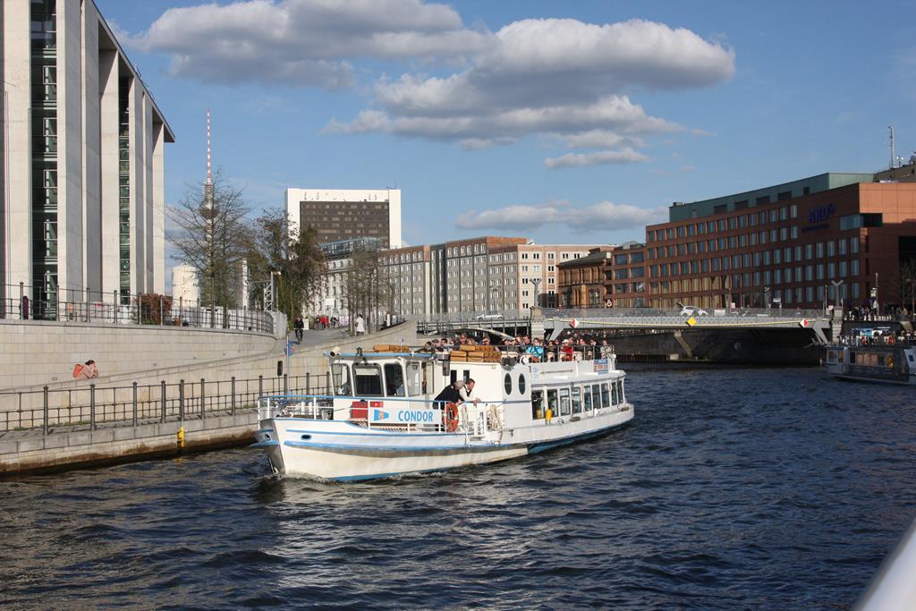 Ausflugsschiff  Condor  auf der Spree in Berlin am 22.4.2016.