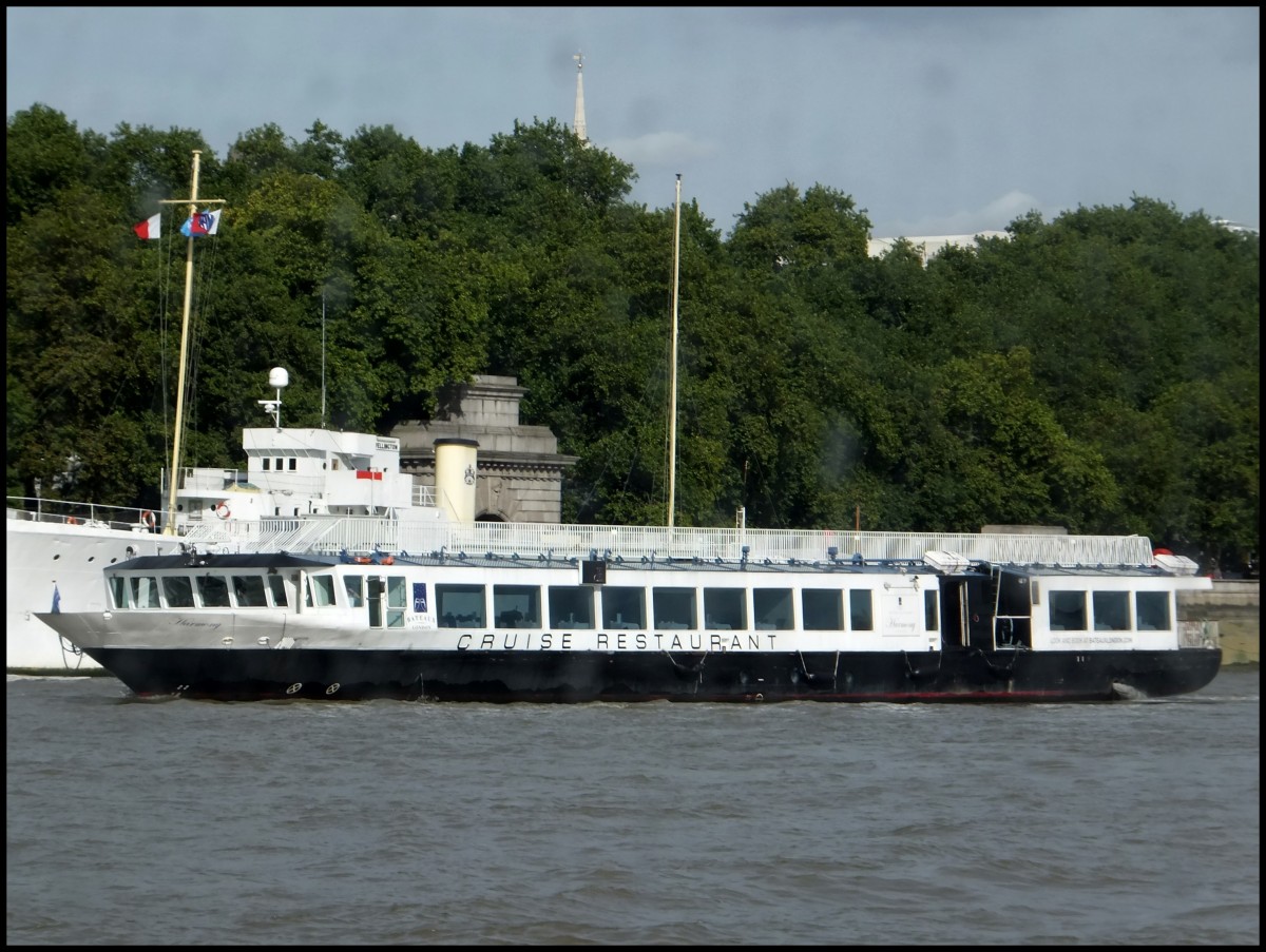 Ausflugsschiff  Harmony  in London am 26.09.2013
