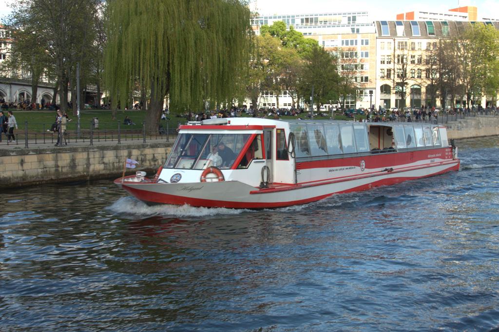 Ausflugsschiff  Helgard  auf der Spree in Berlin am 22.4.2016.