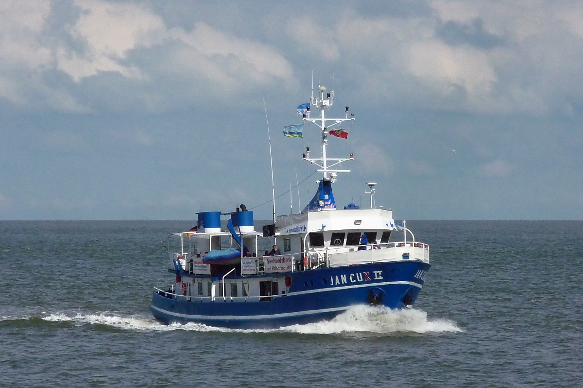 Ausflugsschiff  Jan Cux II  vor Cuxhaven, 10.9.2015
