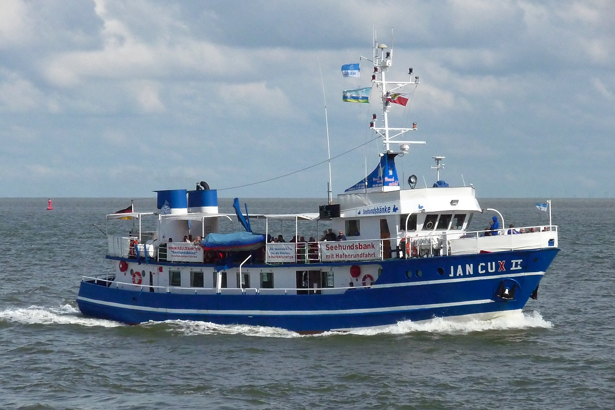 Ausflugsschiff  Jan Cux II  vor Cuxhaven, 10.9.2015