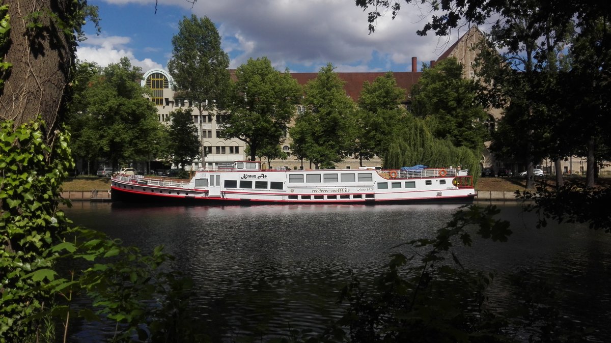 Ausflugsschiff KREUZ AS der Rederei Wolff liegt an der Spree in Berlin. Aufgenommen am 06.06.2020.