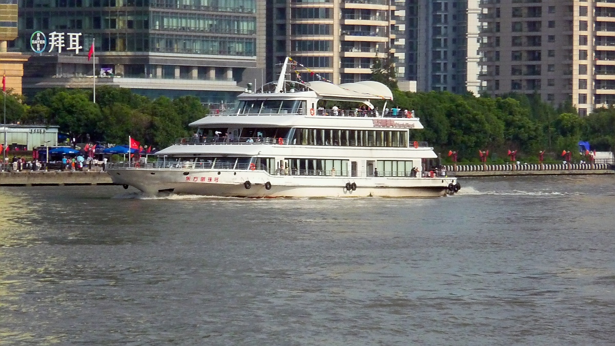 Ausflugsschiff  Oriental Pearl  auf dem Huangpu Jiang in Shanghai, 3.10.2015
