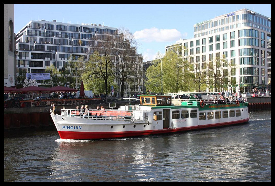 Ausflugsschiff  Pinguin  am 22.4.2016 auf der Spree in Berlin nahe der Museumsinsel.