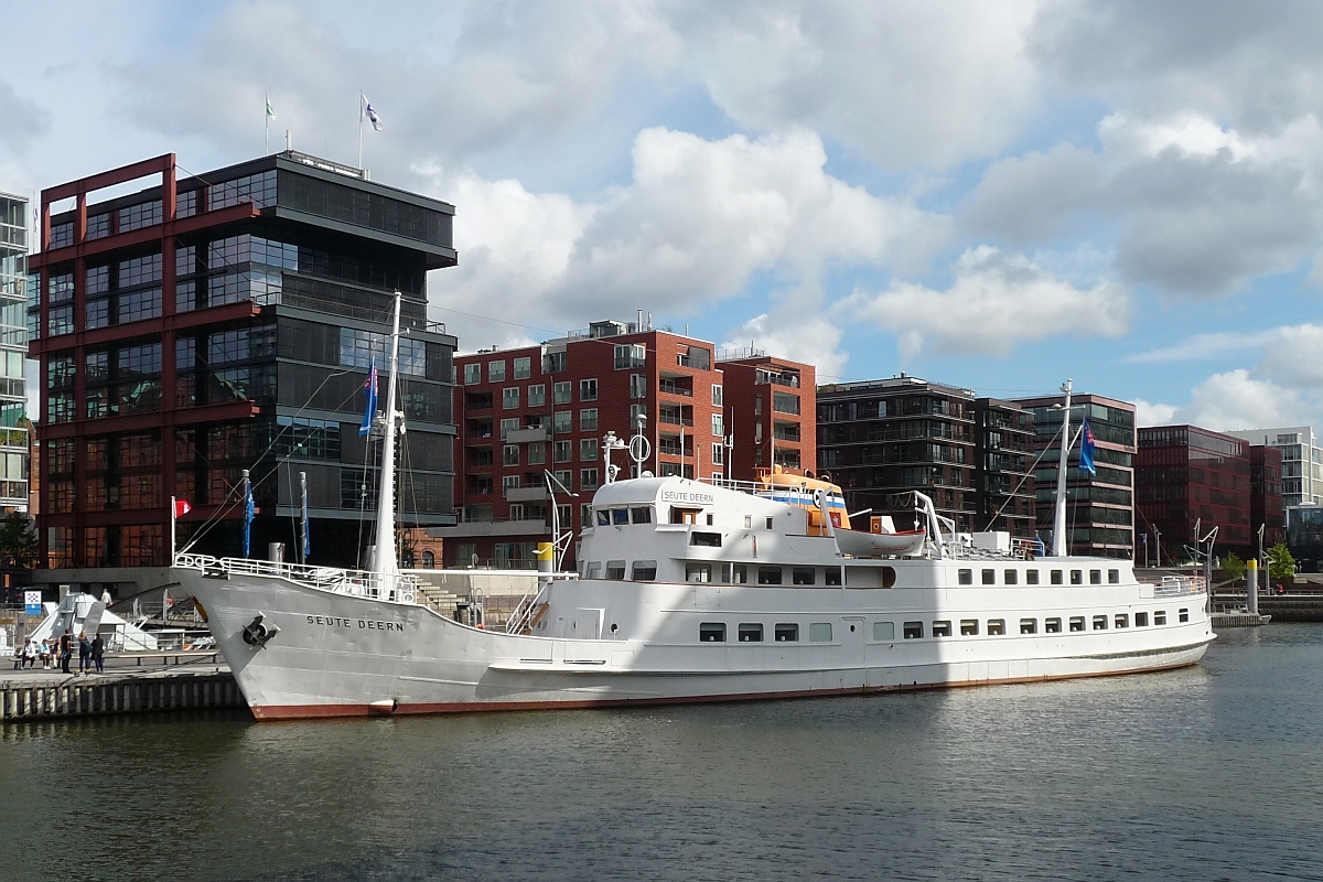 Ausflugsschiff  Seute Deern  im Sandtorhafen in Hamburg, 8.9.15