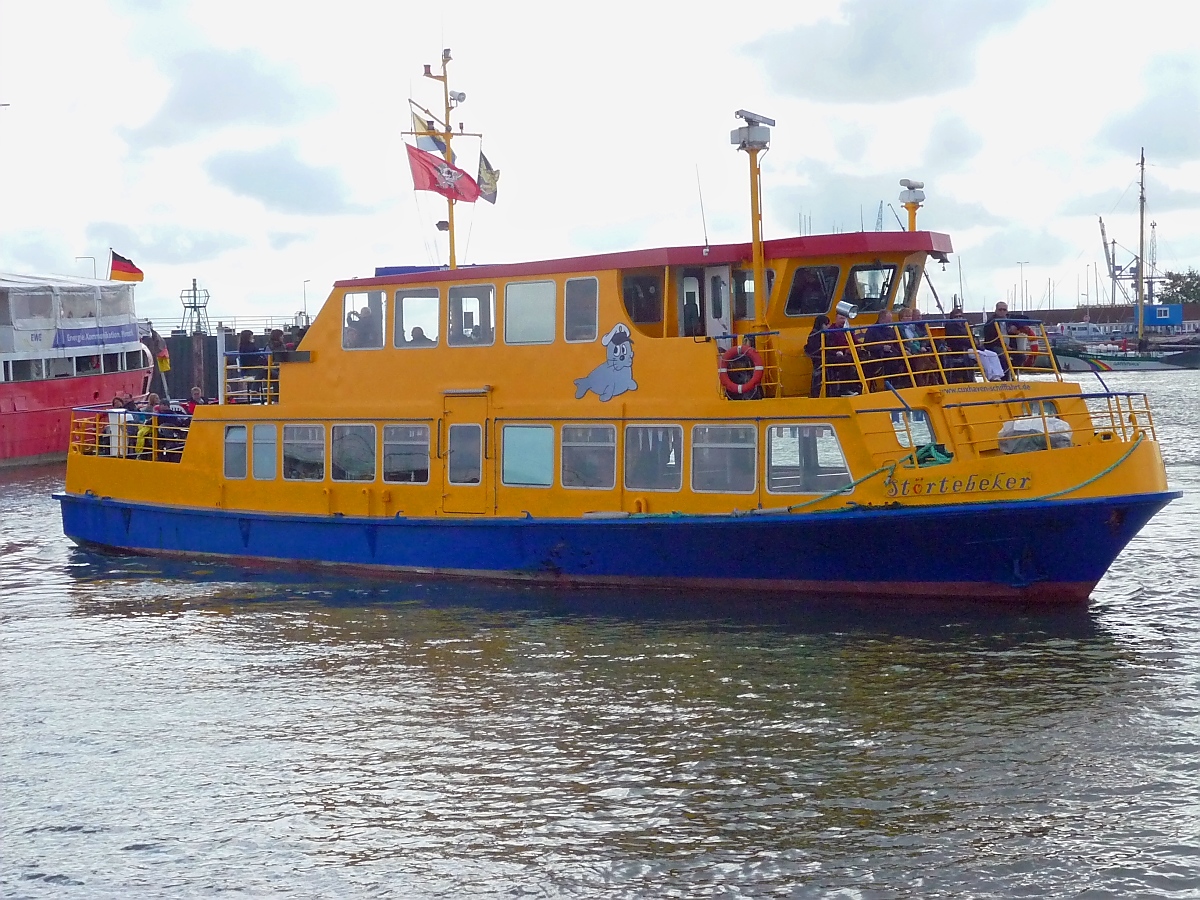 Ausflugsschiff  Störtebeker  im Cuxhavener Hafen, 10.9.2015