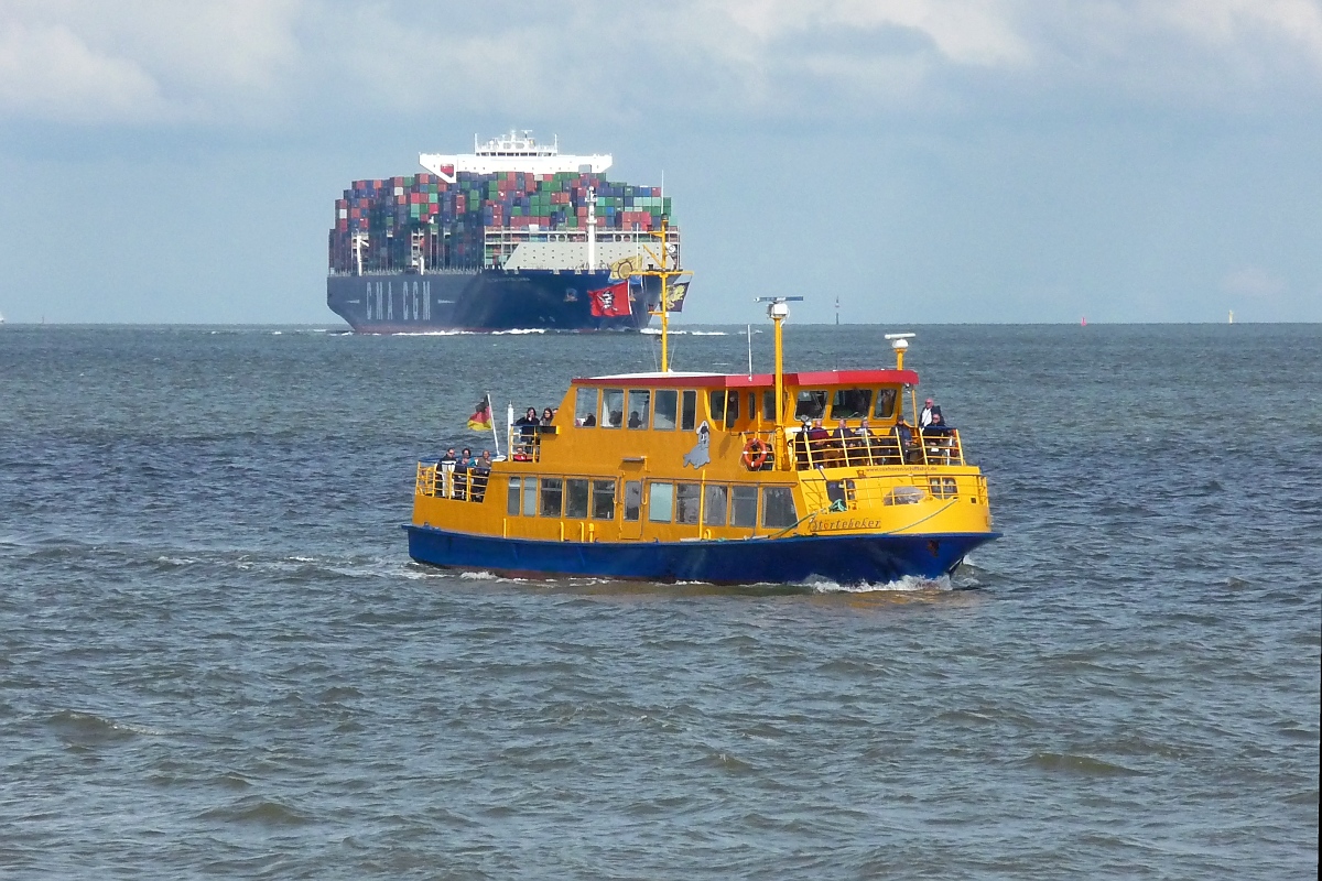 Ausflugsschiff  Störtebeker  vor Cuxhaven, 10.9.2015