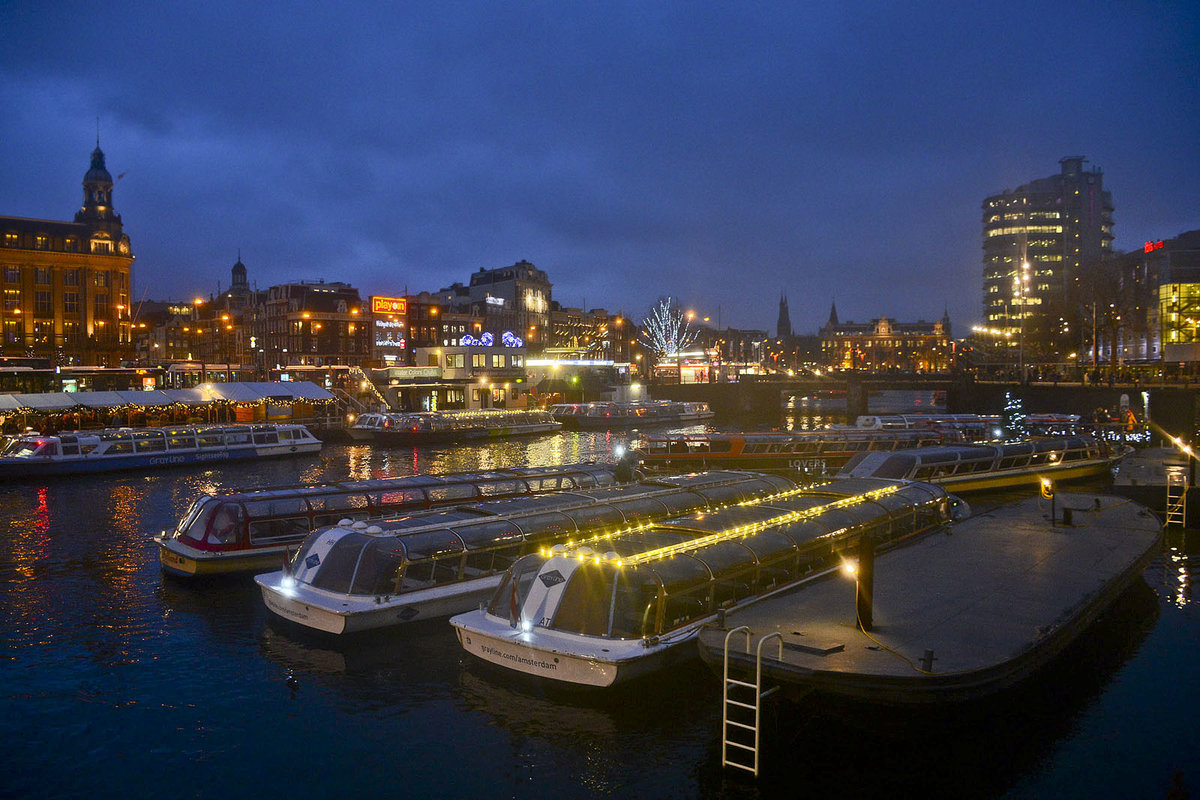 Ausflugsschiffe am »Open Havenfront« in Amsterdam. Aufnahme: 3. Januar 2017.