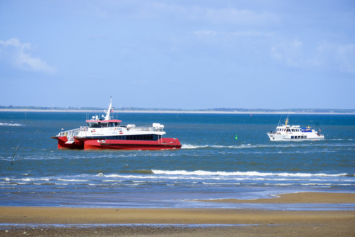 Ausflugsschiffe von der Hallig Hooge auf dem Weg in den Hafen von Wittdün auf der norddeutschen Wattenmeerinsel Amrum.
Aufnahme: 7. Mai 2025.
