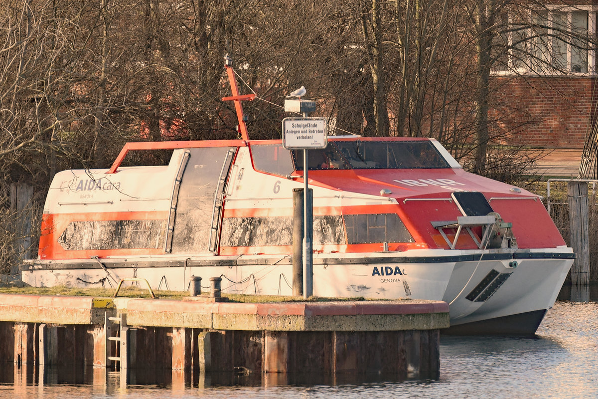 Ausgemustertes und an die schleswig-holsteinische Seemannschule abgegebenes Rettungsboot der AIDAcara am 19.1.2020 bei besagter Einrichtung. Lübeck-Travemünde bzw. Priwall am 19.01.2020