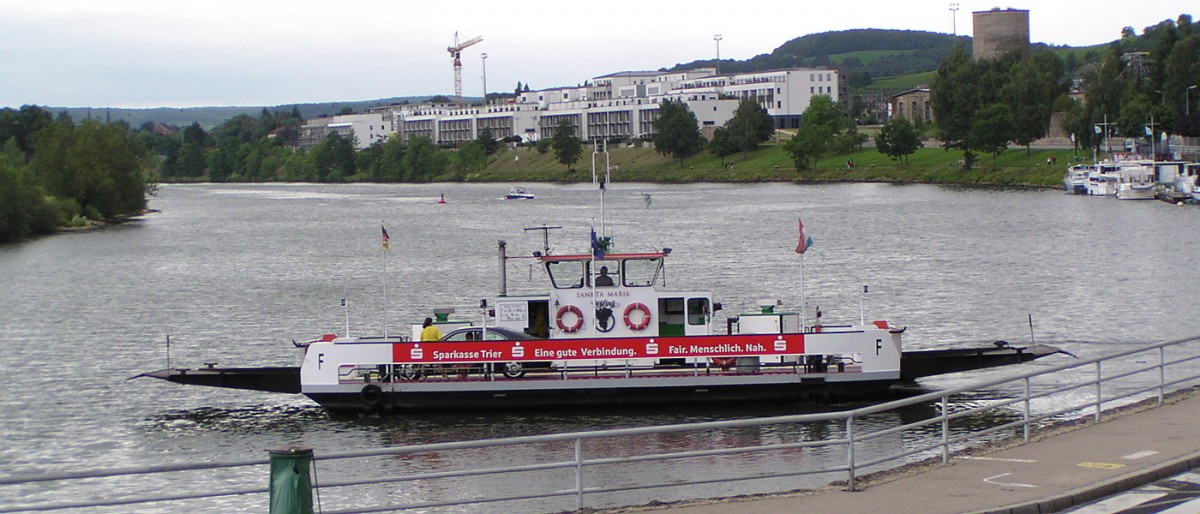 Auto- und Fahrradfähre  Sankta Maria  am 12.07.2009. Die Fähre zwischen Wasserbillig (Luxemburg) und Oberbillig (Deutschland)ist bei Auto- und Fahrradfahrern an der Obermosel gleichermaßen beliebt. Sie erspart große Umwege zu einem günstigen Preis.