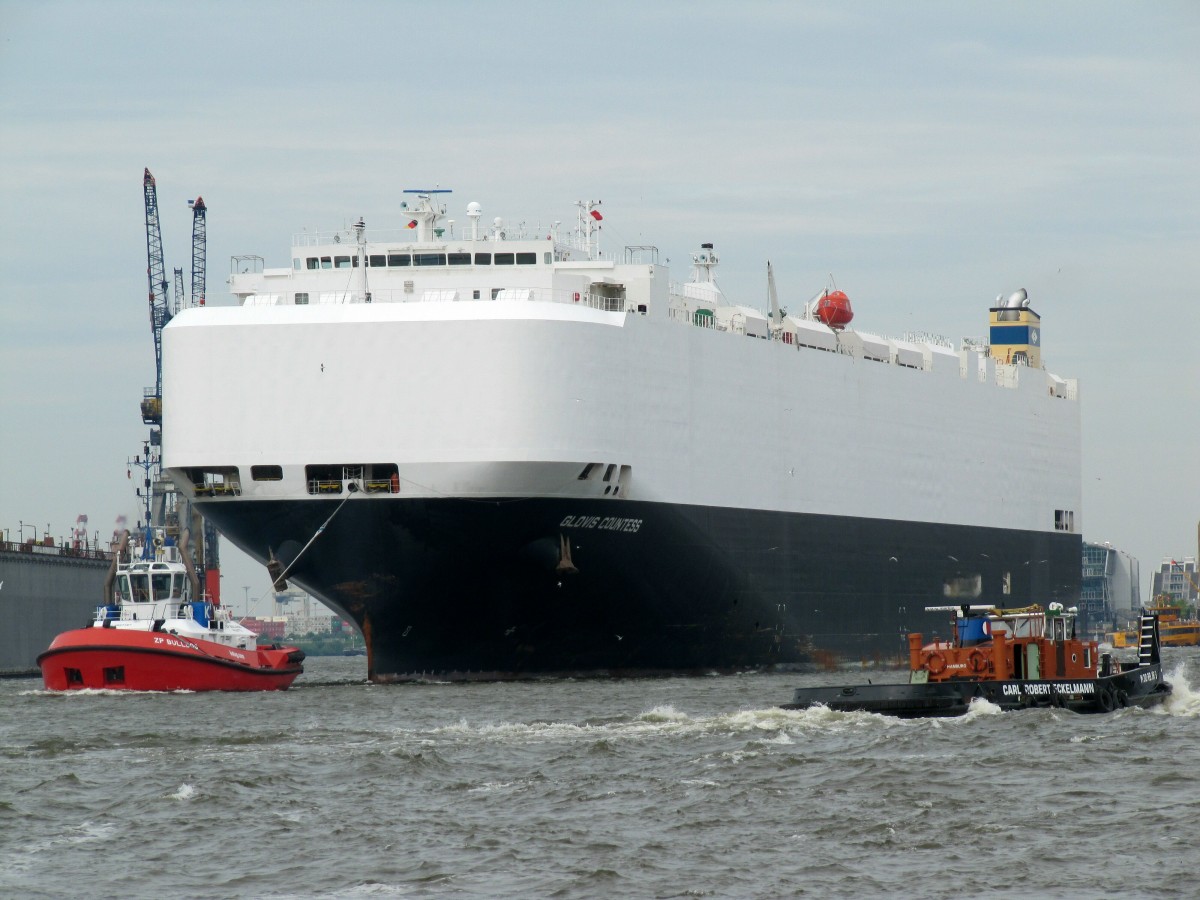 Auto-Transporter Glovis Countess (9476721 , 200 x 32,26) wird am 03.07.2014 auf der Norderelbe im Hafen HH von einem Zug-Schlepper und einem Brems-Schlepper zum Liegeplatz  begleitet .