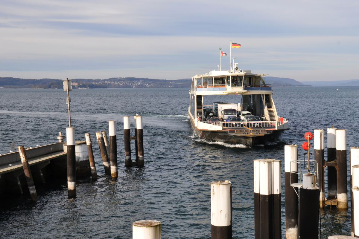 Autofähre LODI läuft - von Konstanz kommend - in den Fährhafen von Meersburg ein (2015-01-12).