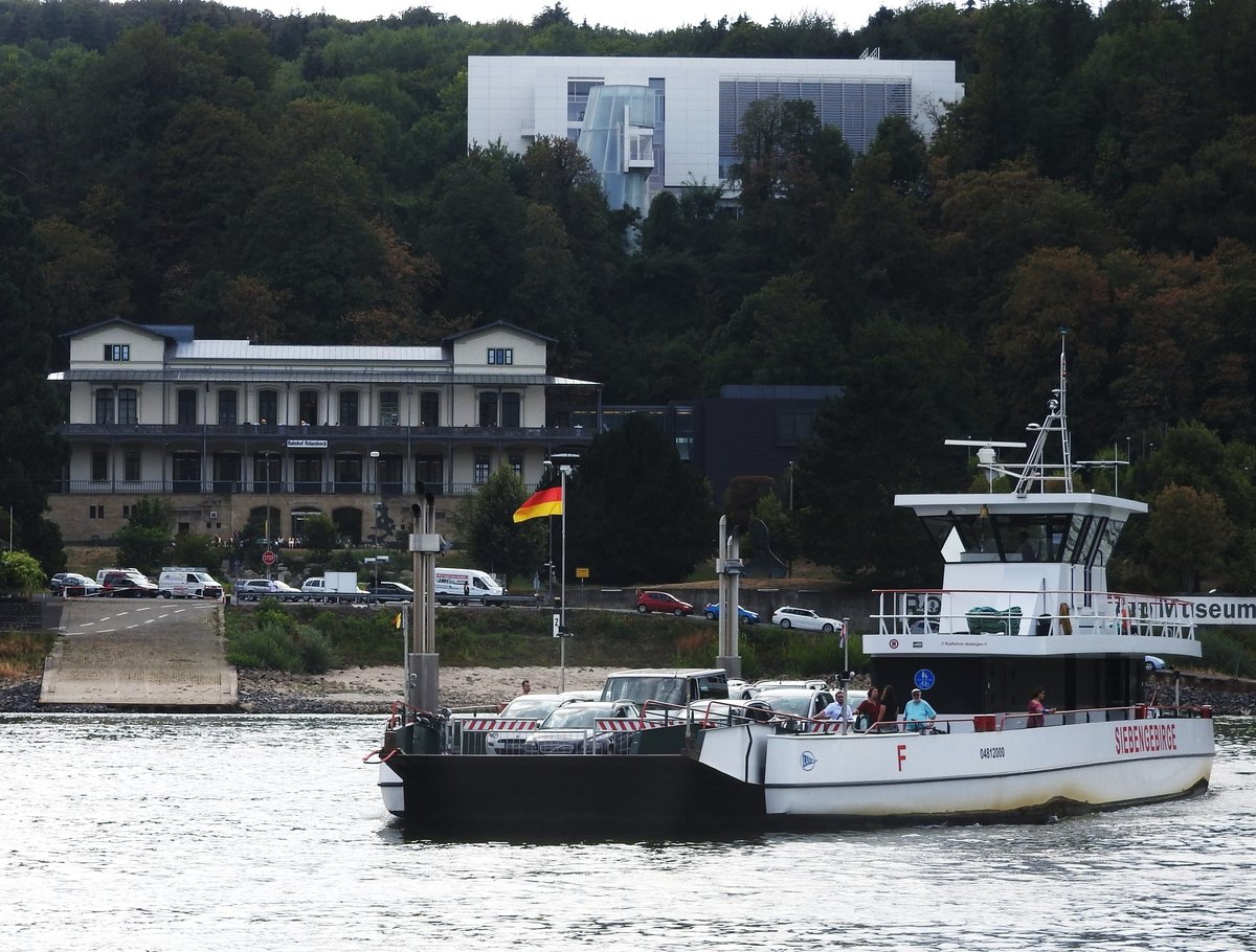 AUTO/PERSONENFÄHRE  SIEBENGEBIRGE  AUF DEM RHEIN VOR ROLANDSECK
Immer gut ausgelastet und im ständigen Pendelverkehr zwischen dem RHEINUFER
REMAGEN/ROLANDSECK,die Fähre  Siebengebirge ,hier am 23.82018 mit dem
berühmten BAHNHOF ROLANDSECK und dem ARP-MUSEUM im Hintergrund....