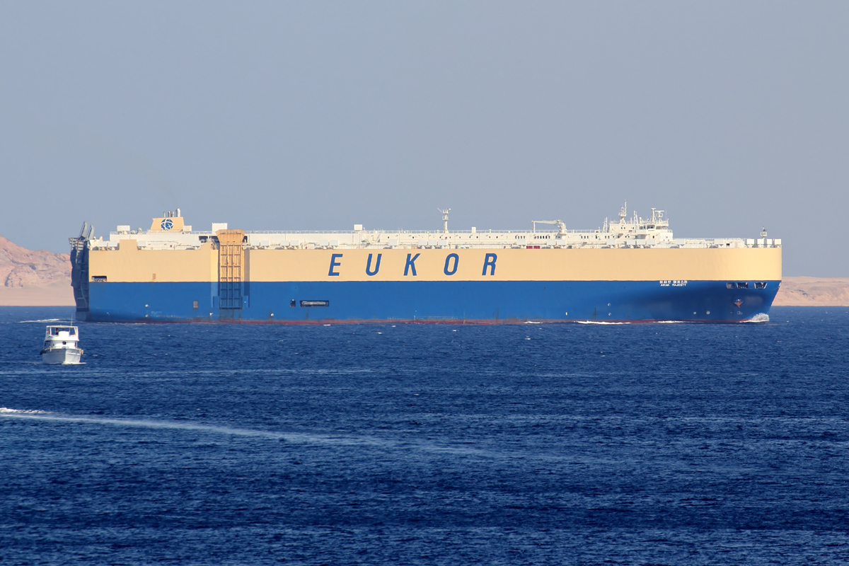 Autotransporter  ASIAN MAJESTY  kommt aus dem Golf von Akaba gesehen vor Sharm El Sheik 16.10.2014