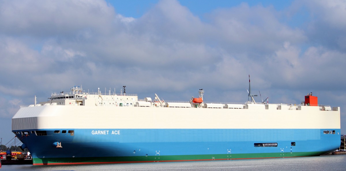 Autotransporter Garnet ACE am 18.09.2013 in Bremerhaven. 200m lang, 32m breit Tiefgang 8,6m, Baujahr 2010