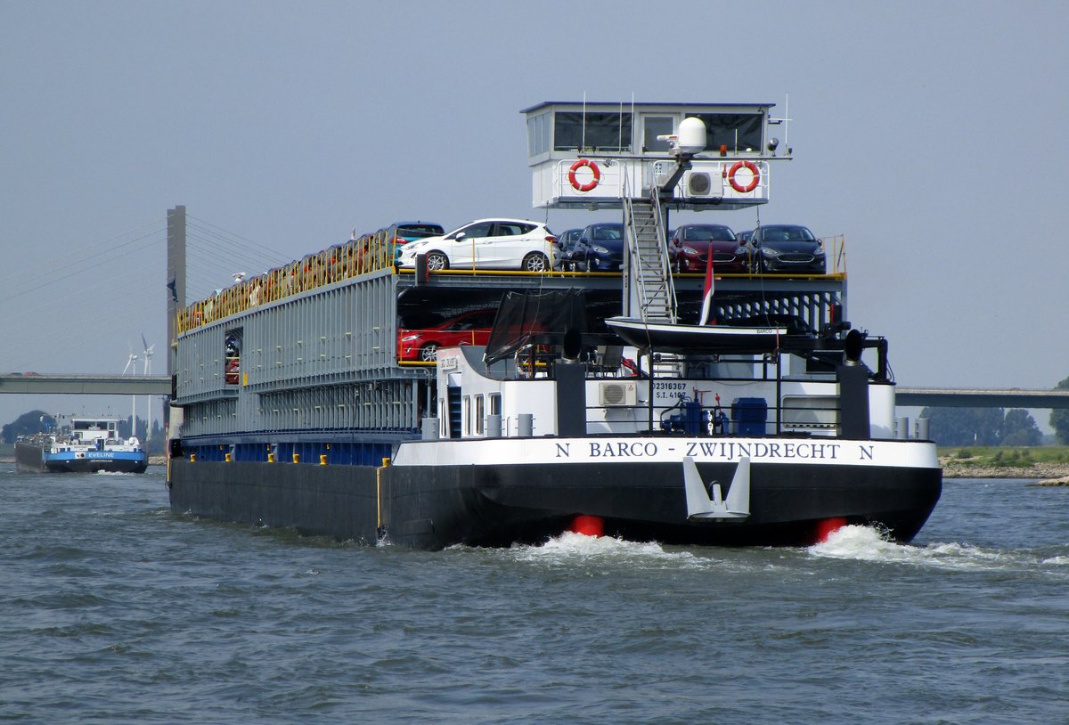 Autotransporter GMS Barco (02316367 , 110 x 11,40m) am 08.07.2017 bei Rees auf Rhein-Talfahrt. Davor fährt das TMS Eveline (02334941).