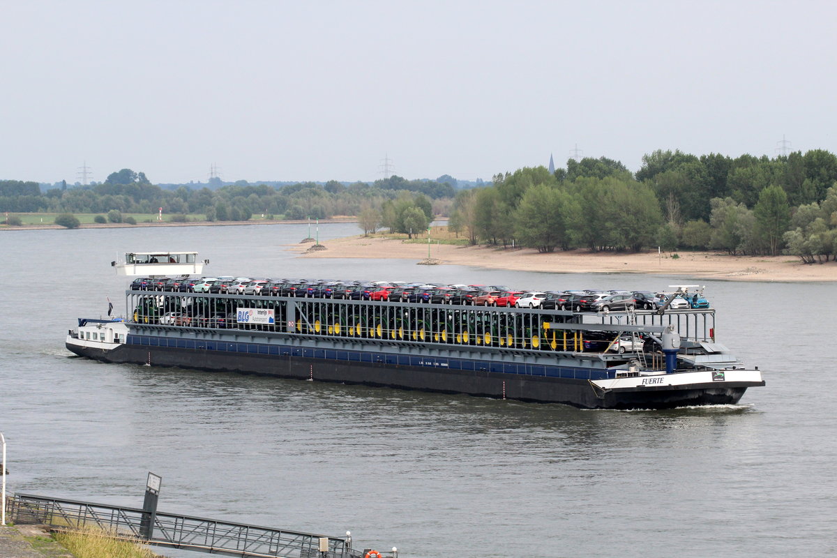 Autotransporter GMS Fuerte (02326034 , 135 x 11,45m) am 08.07.2017 auf dem Rhein bei Rees zu Tal Richtung Niederländische Seehäfen.