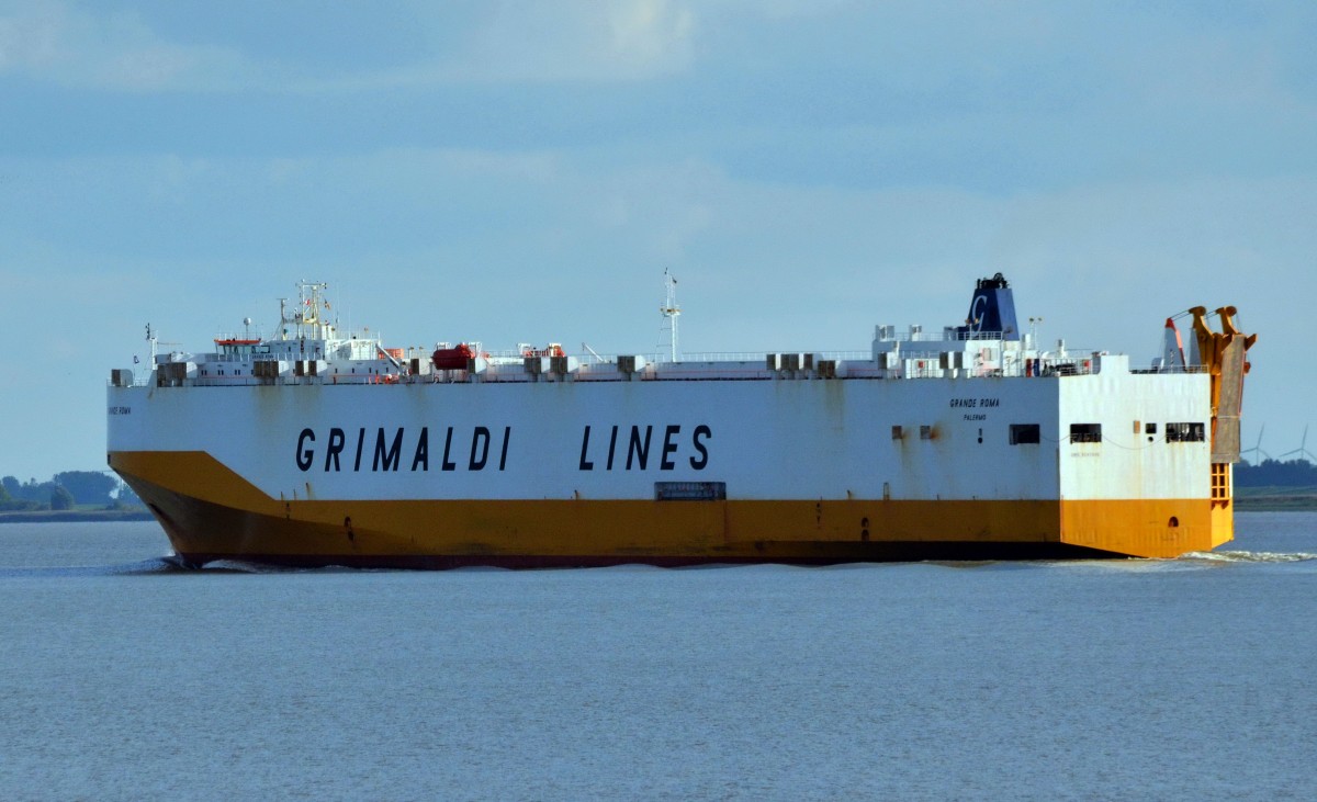 Autotransporter  Grande Roma Grimaldi Lines Heimathafen Palermo Auf dem Weg nach Hamburg am 28.09.15 bei Brokdorf. Baujahr: 2003, Lnge  Breite: 197m  32m. 