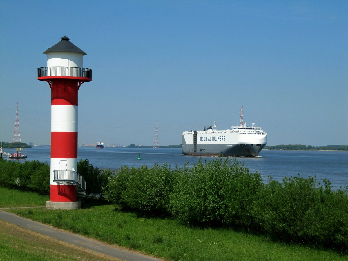 Autotransporter Höegh Amsterdam , IMO 9660798 , 199,96 x 32,26m , am 15.05.2018 Höhe Grünendeich / Lühe auf Elbe-Bergfahrt Kurs Hafen HH. Links im Bild das Unterfeuer Somfletherwisch.