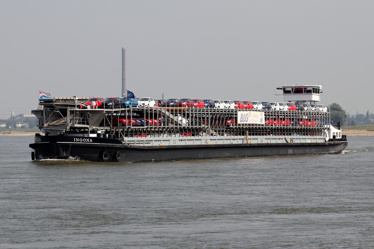 Autotransporter  INGONA  Rhein abwärts bei Duisburg 13.8.2015