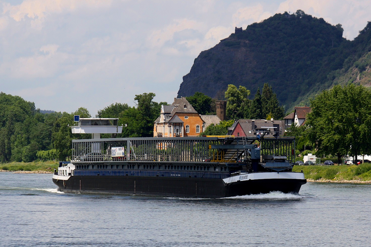 Autotransporter (RoRo) FUERTE (ENI:02326034) L.135 m B.11,45 m T.1975 Flagge Niederlande auf dem Rhein zu Berg am 11.06.2022 in Andernach.