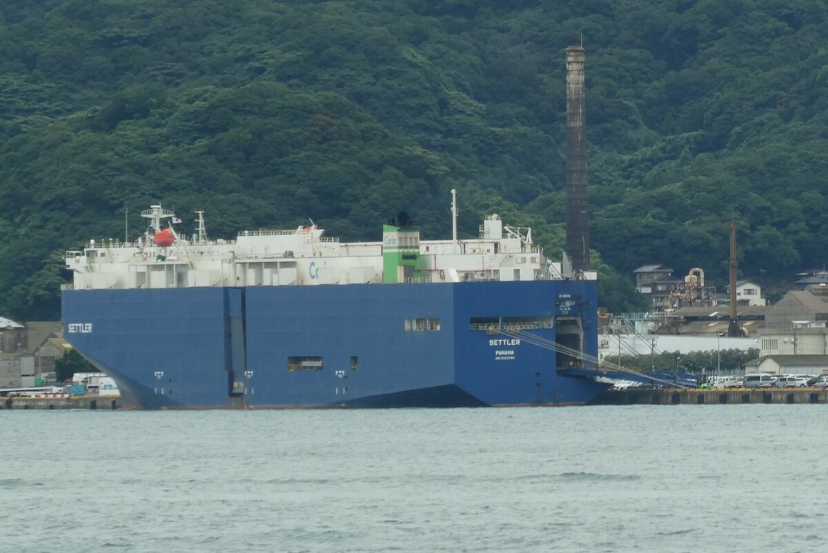 Autotransporter  SETTLER  der Carim Engineering Corporation, im 13.08.2021, Tachinoura Hafen, Kammon-Straße.