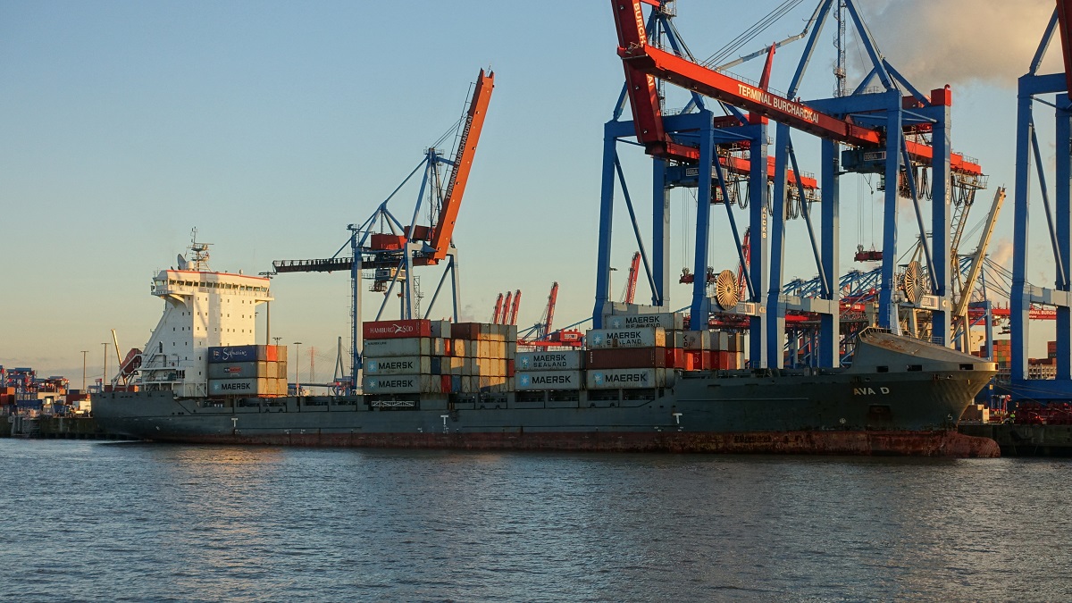 AVA D (IMO 9306225) am 30.10.2019, Hamburg; Elbe,  Terminal Burchardkai, Liegeplatz Athabaskakai /

Ex-Name:  TS HOCHIMINH (2007-01.2012) /

Feederschiff / BRZ 15.487 / Lüa 167,99 m, B 25,63 m, Tg  m / 1 Diesel, Sulzer 7RT-FLEX60C, 16.520 kW ( PS), 18 kn  / 1.574 TEU / gebaut 2007 in China / Eigner: Döhle Schiffahrt, Hamburg / Flagge: Liberia, Heimathafen: Monrovia / 
