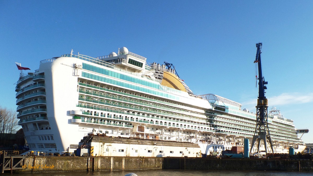 AZURA (IMO 9424883) am 6.4.2015, Hamburg, im Dock von Blohm + Voss, Modernisierung und Ausrüstung mit Scrubbern (Abgasreinigungsanlage, Entschwefelung) /
Kreuzfahrtschiff / BRZ 115.055 / Lüa 289,6 m, B 36 m, Tg 8,5 m / 6 Diesel, Wärtsilä, ges. 67.480 kW, 91.773 PS, 22 kn / 2010 bei Fincantieri, Monfalcone, Italien / Flagge: Bermuda, Heimathafen: Hamilton / Eigner: Carnival PLC, Reederei: P&O Cruises /
