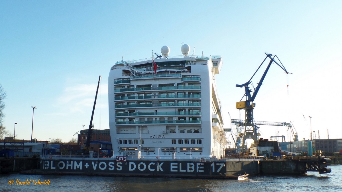 AZURA (IMO 9424883) am 6.4.2015, Hamburg, im Dock von Blohm + Voss, Modernisierung und Ausrüstung mit Scrubbern (Abgasreinigungsanlage, Entschwefelung) /
Kreuzfahrtschiff / BRZ 115.055 / Lüa 289,6 m, B 36 m, Tg 8,5 m / 6 Diesel, Wärtsilä, ges. 67.480 kW, 91.773 PS, 22 kn / 2010 bei Fincantieri, Monfalcone, Italien / Flagge: Bermuda, Heimathafen: Hamilton / Eigner: Carnival PLC, Reederei: P&O Cruises /
