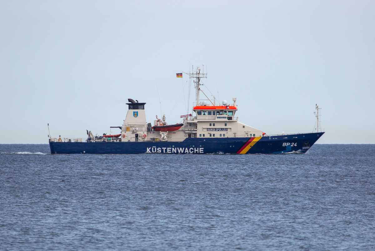 
BAD BRAMSTEDT BP 24 der Küstenwache mal in Küstennähe vor dem Nationalpark Jasmund. - 17.06.2022